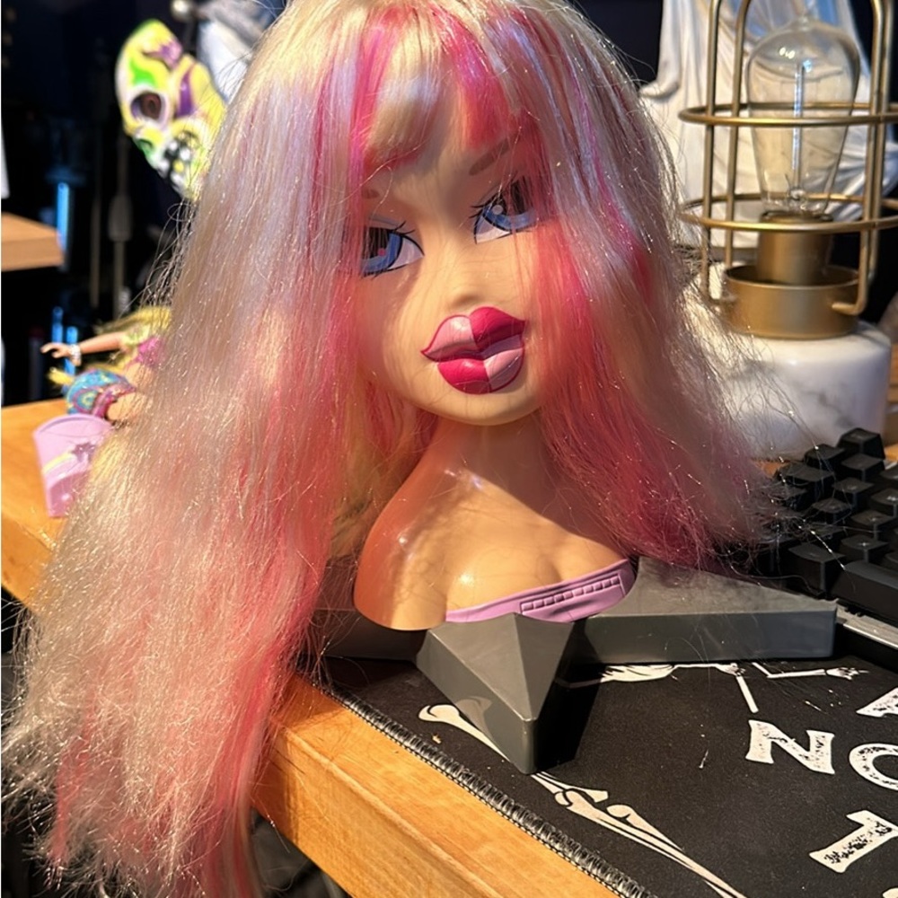 Bratz doll style head